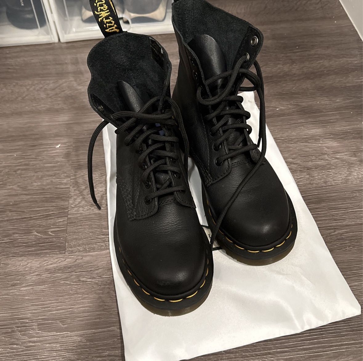 Martens 1460 WOMEN'S SMOOTH LEATHER LACE UP BOOTS