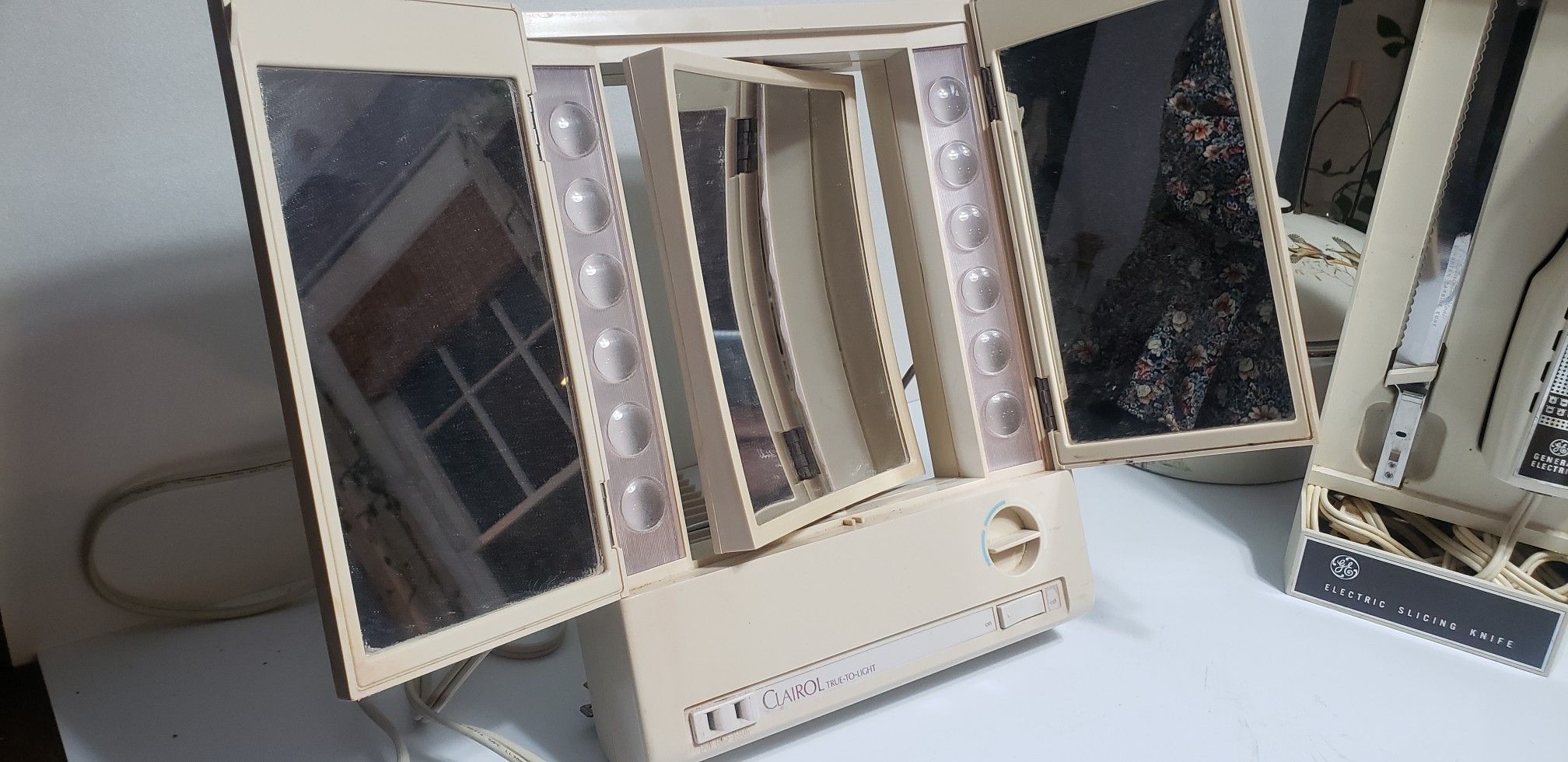 Vintage Clairol true to light lighted makeup mirror