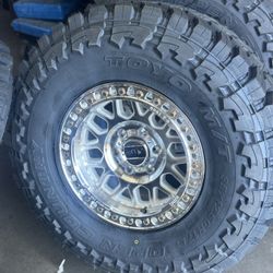 TOYO OPEN COUNTRY M/T 35x12.50R17 TIRES W/ KMC GRANDE BEADLOCK WHEELS 2850$ WHEELS AND TIRES