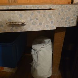 FREE CORNER DESK