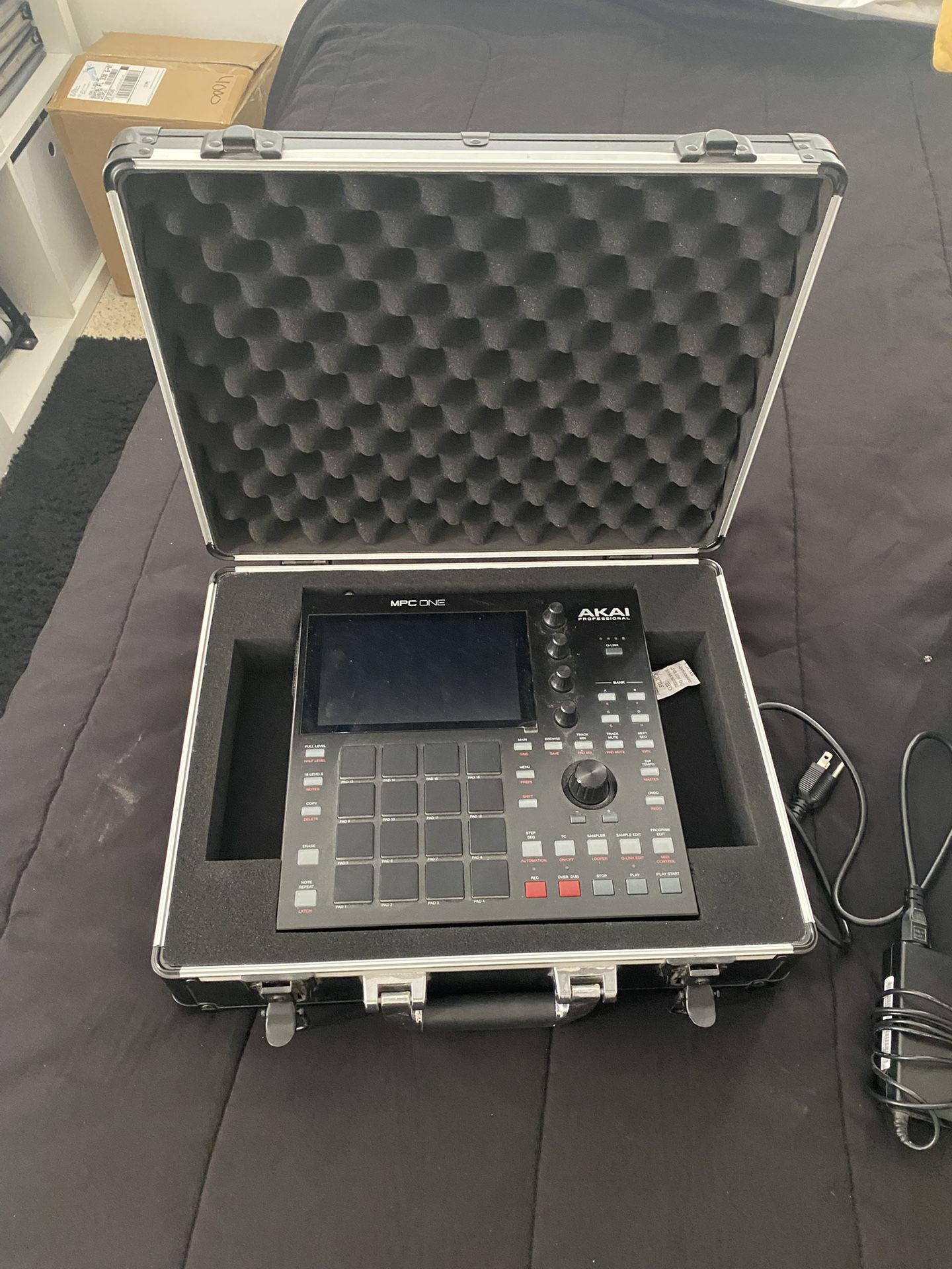 Akai MPC One + Case + Sd Card 64gb + RCA Cables + Batteries