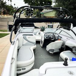 Air Nautique 326 Wakeboading Boat