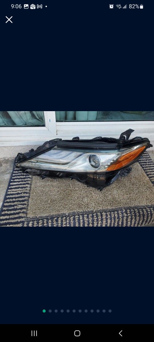 2018 -2022 TOYOTA CAMRY LEFT
HEADLIGHT DRIVER SIDE 3 STRIPES
GENUINE USED OEM. D4-2