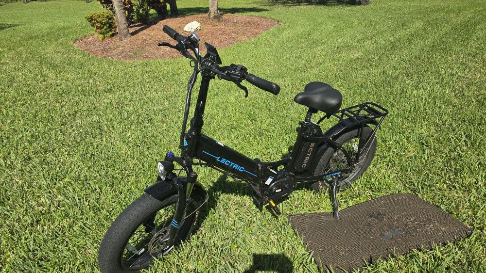 Lectric XPremium Electric Bike – Excellent Condition, Only 213 Miles + Comfort Bundle