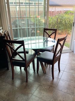 FREE - 70” Round Dinette Table with Chairs / Kitchen Table