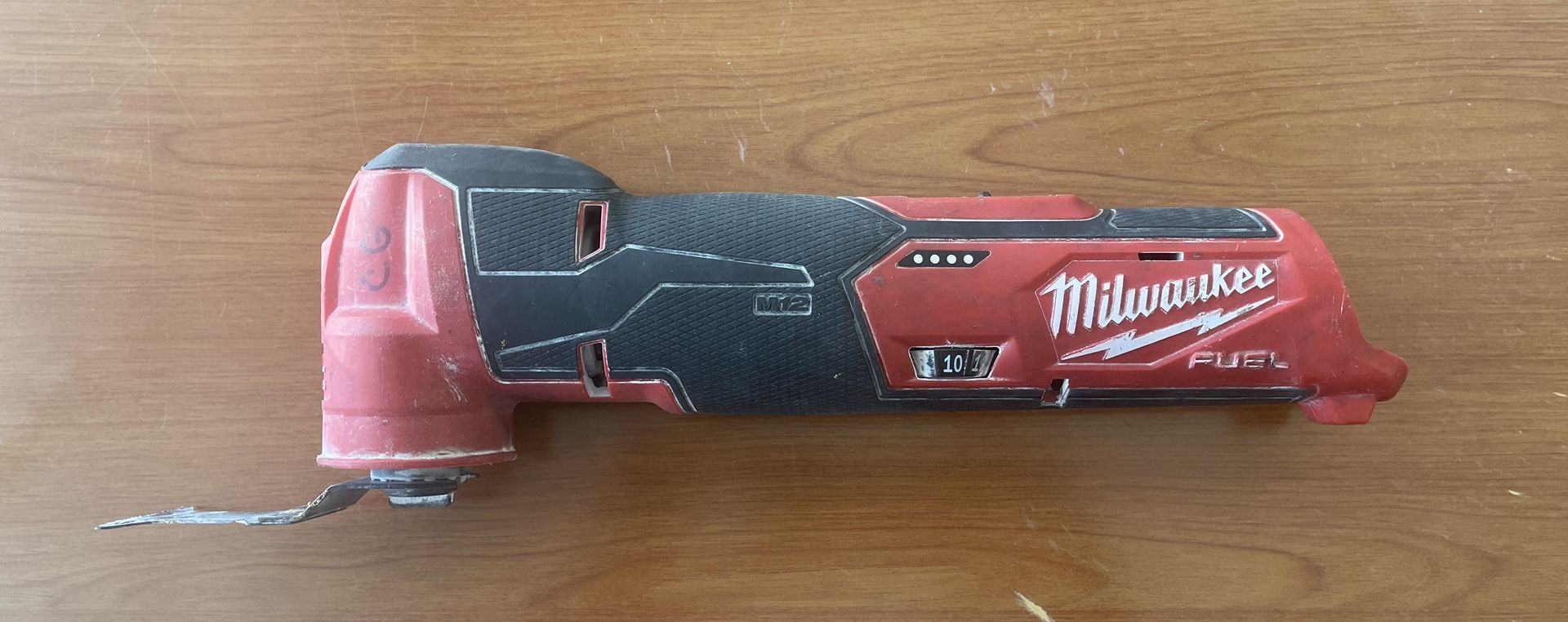 Milwaukee multi-tool 2526-20 ( Hablamos Espanol)