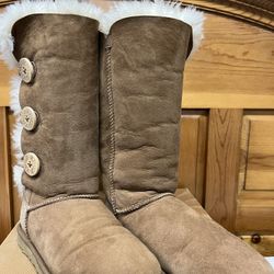 UGG Boots size (6) Beige w/ buttons 