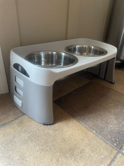 Elevated adjustable dog food bowl feeder