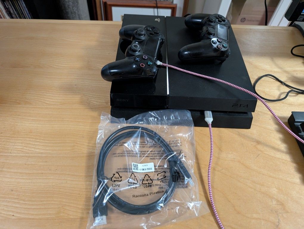 PlayStation 4 1TB + 2 Controllers 