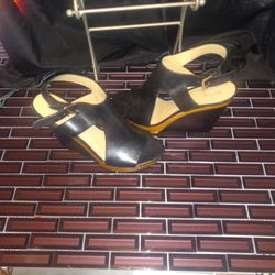 NWOT.MICHEAL KORS BLK LEATHER WEDGE 