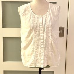 GLAMOUR white cotton sleeveless blouse with embroidered details and pleats on the front.