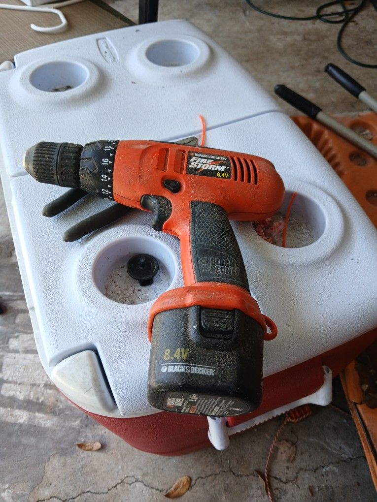 Black And Decker 8V Firestorm Cordless Drill W/battery