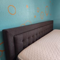 King upholstered Platform Bed Frame With Tufted Headboard 