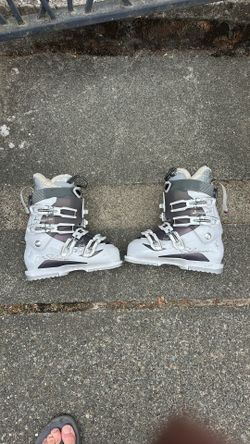 Women’s ski boots
