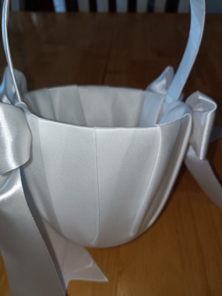 Flower girl accessories silk basket, faux flower petals & paper parasol
Condition for all items is used
$20 for any two items or bundle more to save