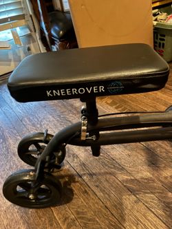 KNEEROVER KNEE SCOOTER/WALKER. WHEELCHAIR MATTE BLACK. FOLDABLE. ADJUSTABLE. DUAL BRAKES. EXCELLENT CONDITION!