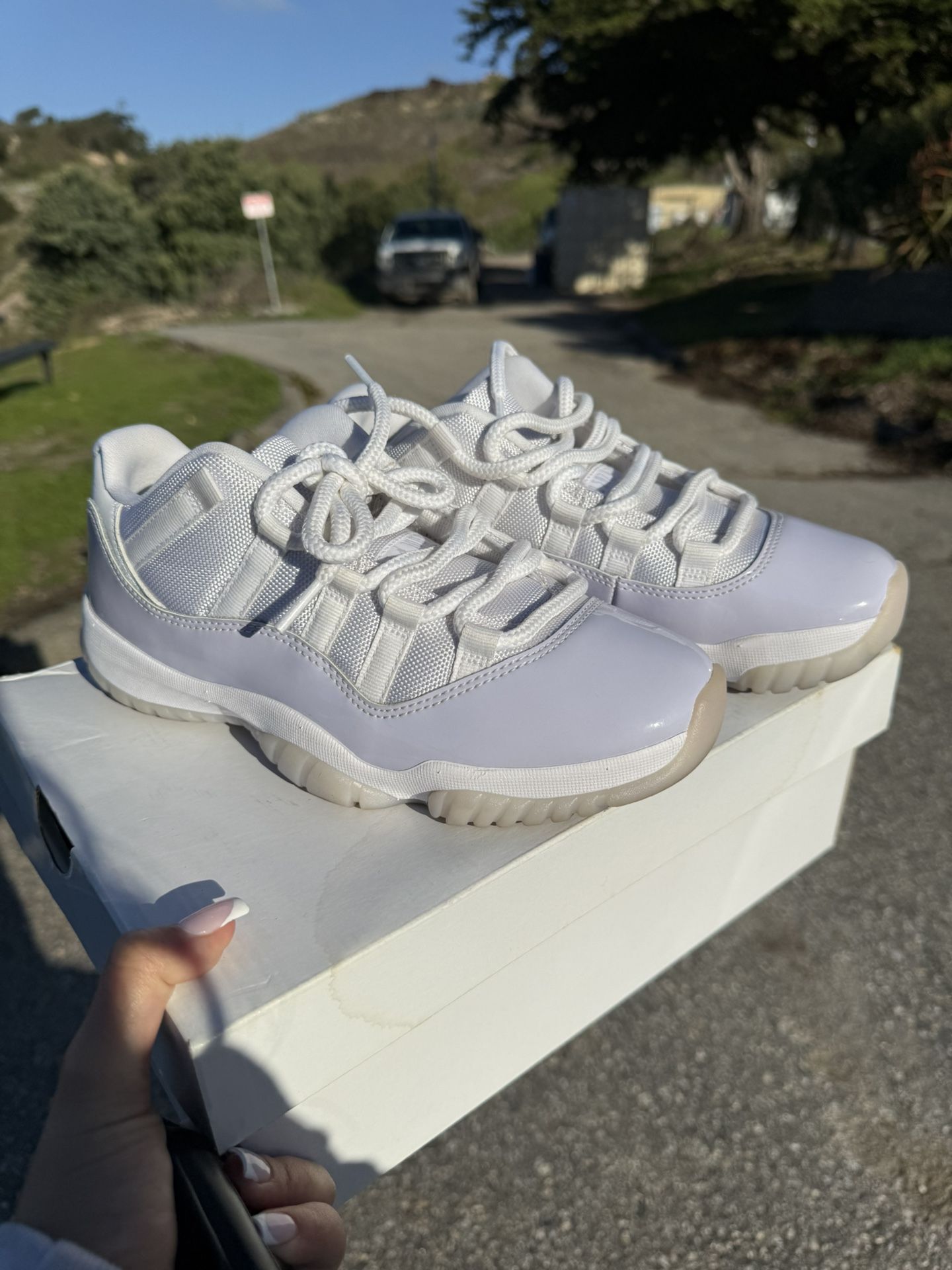 WOMENS JORDAN 11 LOW 7 WOMEN! barely worn!