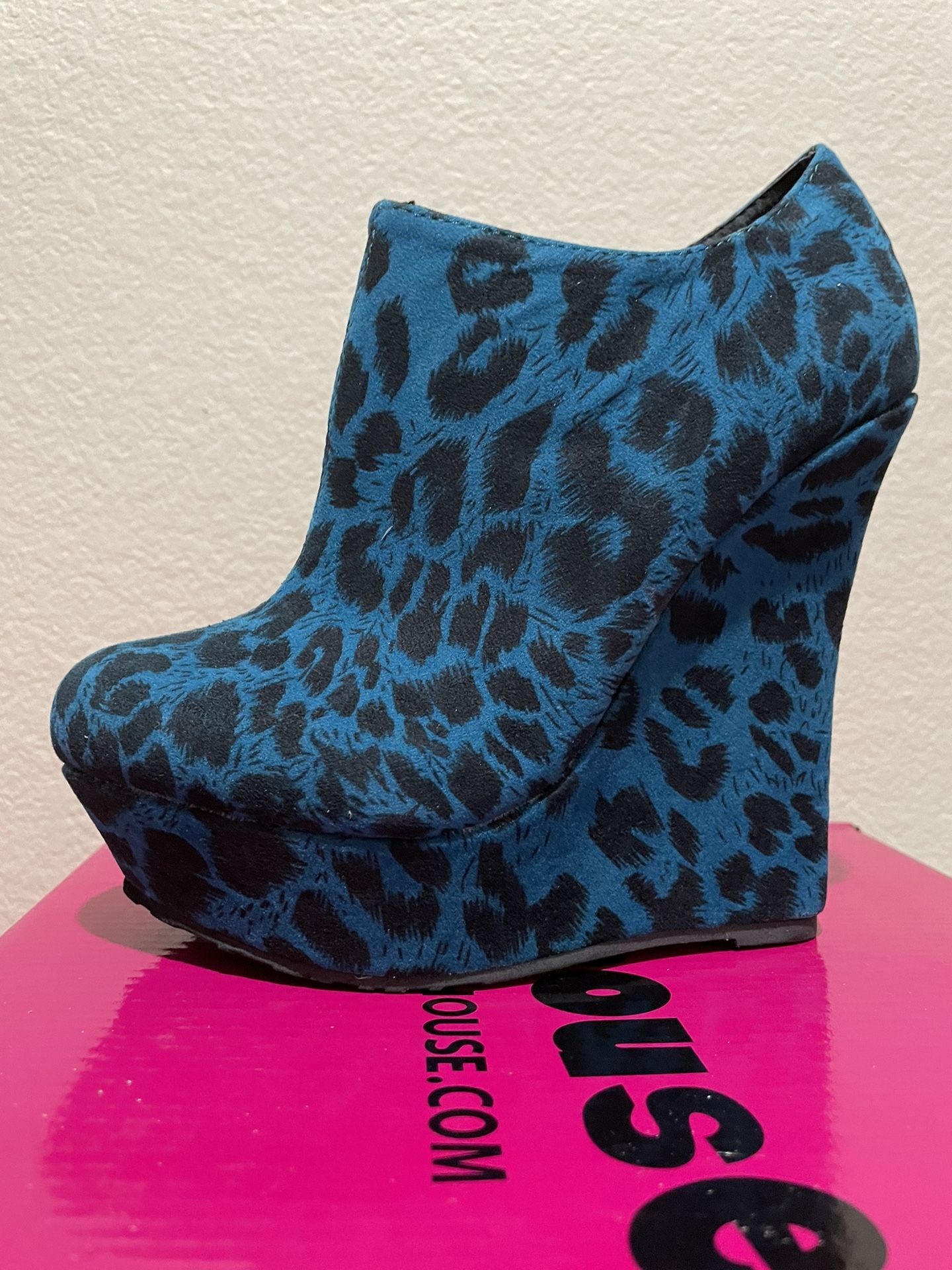 Womens Dollhouse Blue Cheetah Wedge Heels Size 10 - NEW WITHOUT BOX