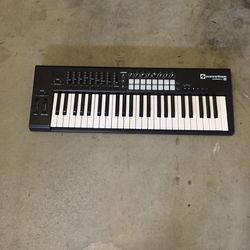 Like new super good condition Novation Launch Key 49 keys