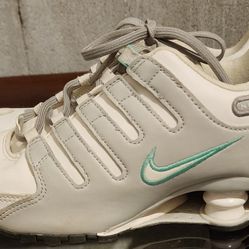 NIKE SHOX WOMEN 8.5
