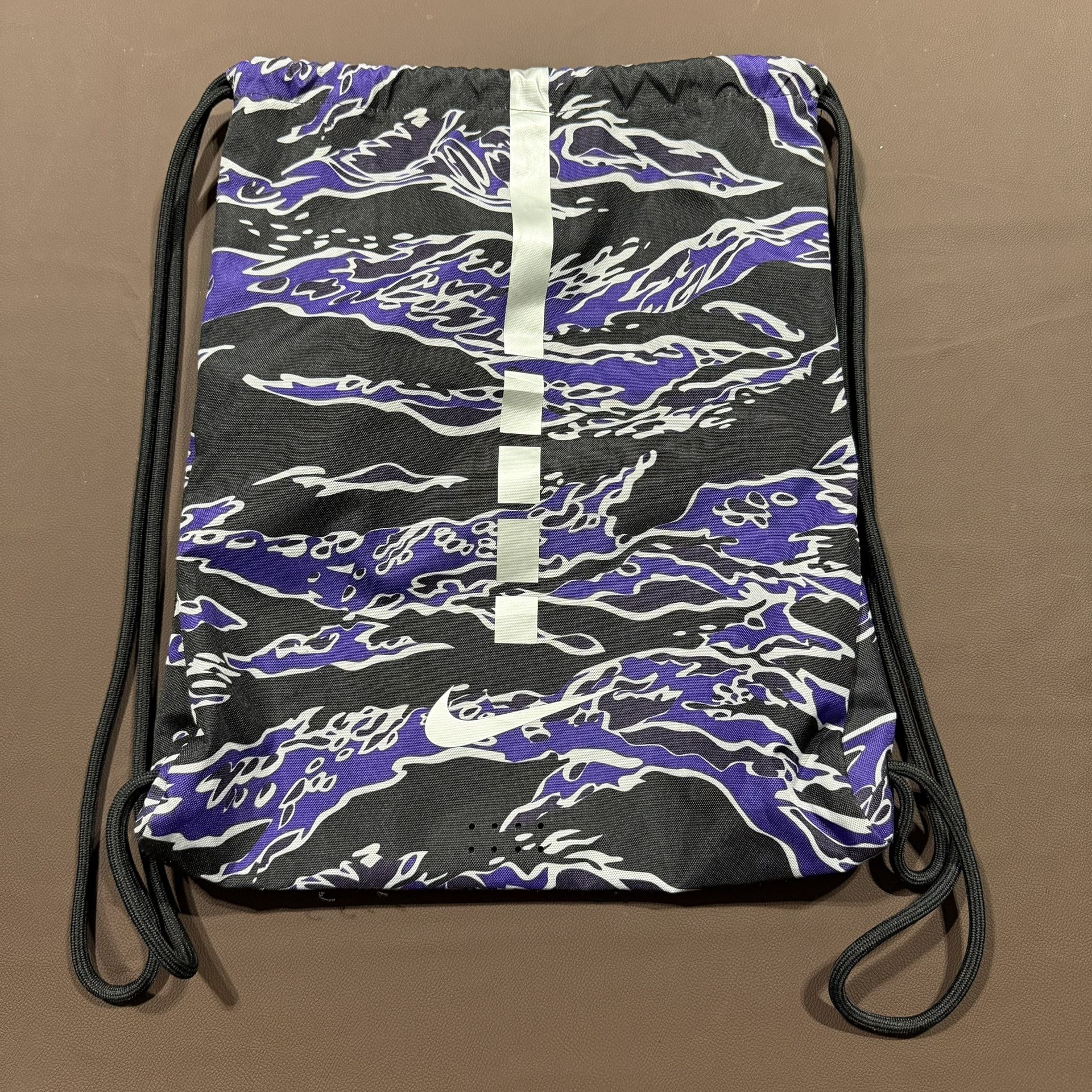Nike Drawstring Backpack Sackpack Bag Purple Black Print Zip Pocket Reflective