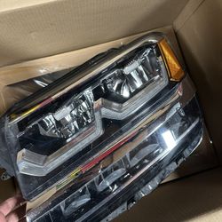 Volkswagen atlas driver side headlight 2018-2019