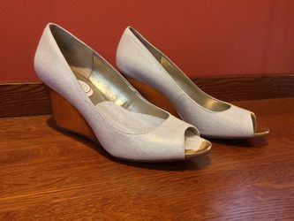 Bandolino Tuff Love Nude Natural Open Toe Wedge Pump Women's Ladies Girls Shoe 7M NEVER Worn
