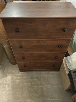 4-Drawer Dresser (Cherry Oak)