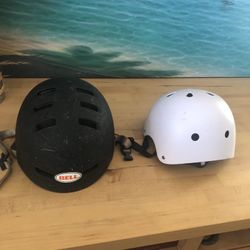 2 Nice 👍🏼 Kids ‘ Bell Helmet Six Dollars Or Buy Both For $10 Only $5 Each This Way -Must Come To Huntington Beach