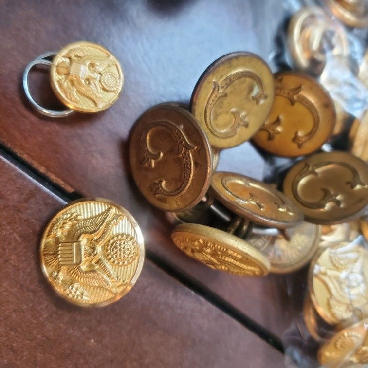 Med & Large Gold Crest Buttons
