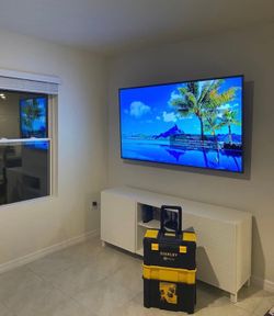 TV WALL MOUNT ON THE WALL