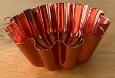 Copper mini bundt pan with hook for hanging, not used, 6 1/2” diameter.