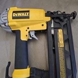 DEWALT 16 GA. FINISH NAILER MODEL: D51257 Used 1 Time