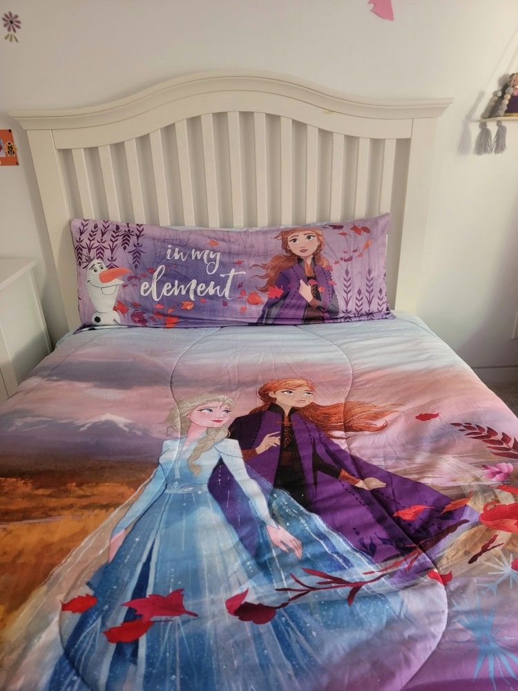 Frozen II Twin / Full 7 piece set. Bed is NOT included