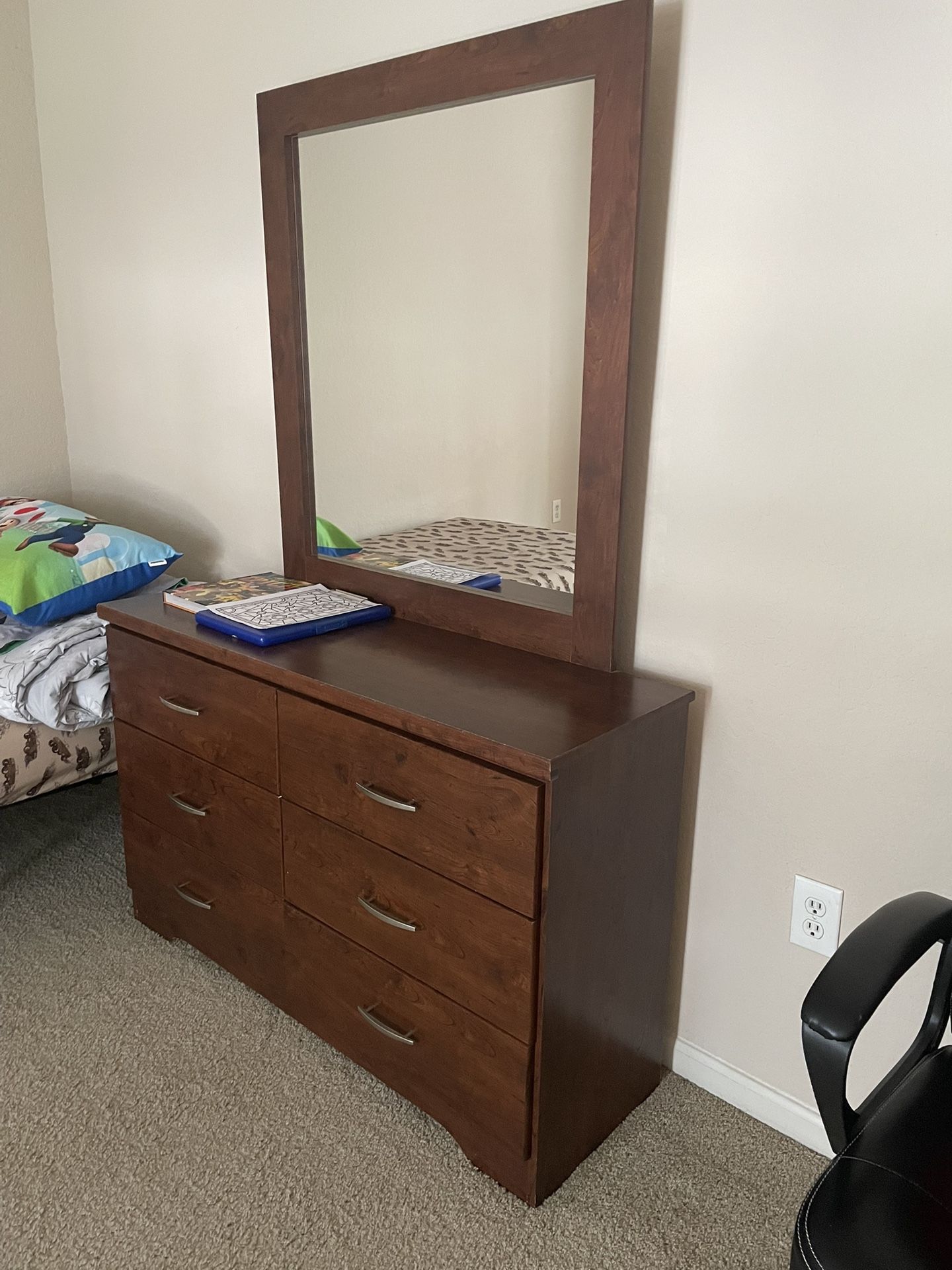 Dresser With Mirror