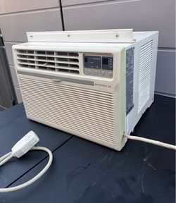 DC window air conditioner. MODEL COOLING CAPA INPUT E.E.R DWC-058RL 5,350 BTU/h 500W 10.7 BTU/Wh VOLT AMPS 115V Works Great