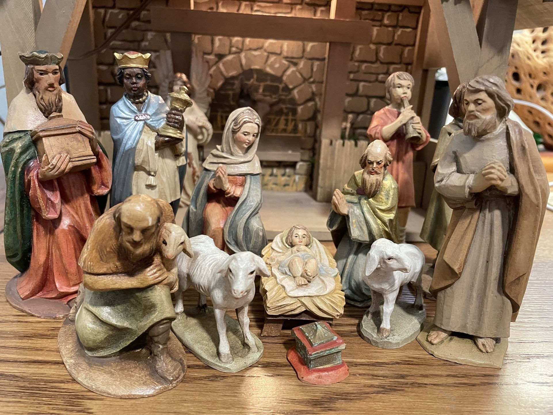 Hand Painted ANRI Toriart Nativity Figures With Crèche