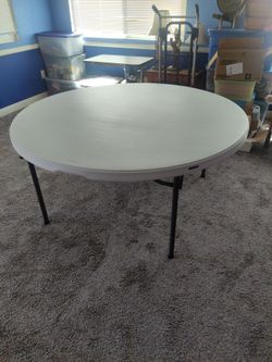 Round folding table