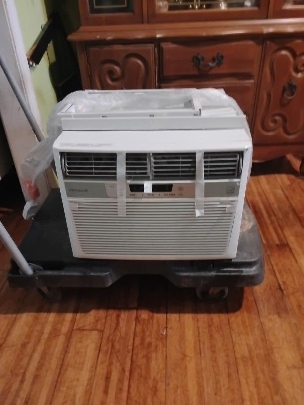 AC Frigidaire Window Unit 10,000 BTU Brand New