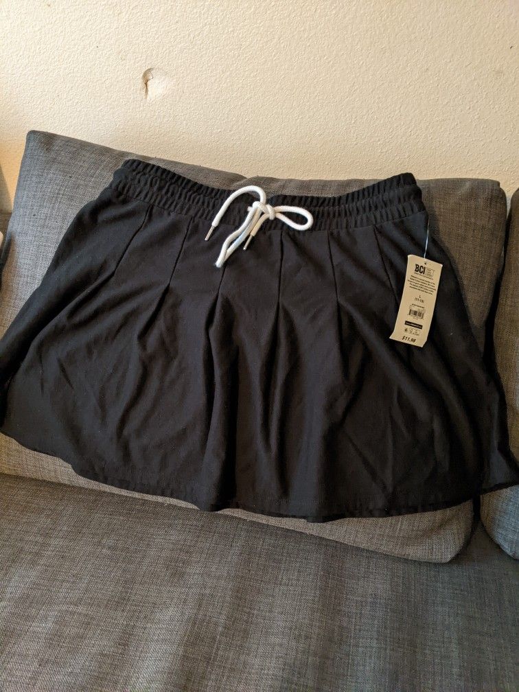 Women's Black Little Skirt!