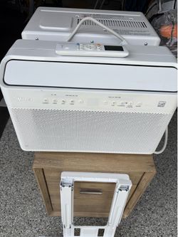 Midea 12,000 BTU  Smart Inverter Window Air Conditioner -Like New!  With remote.  Cools 550 Sq Ft, Ultra Quiet
