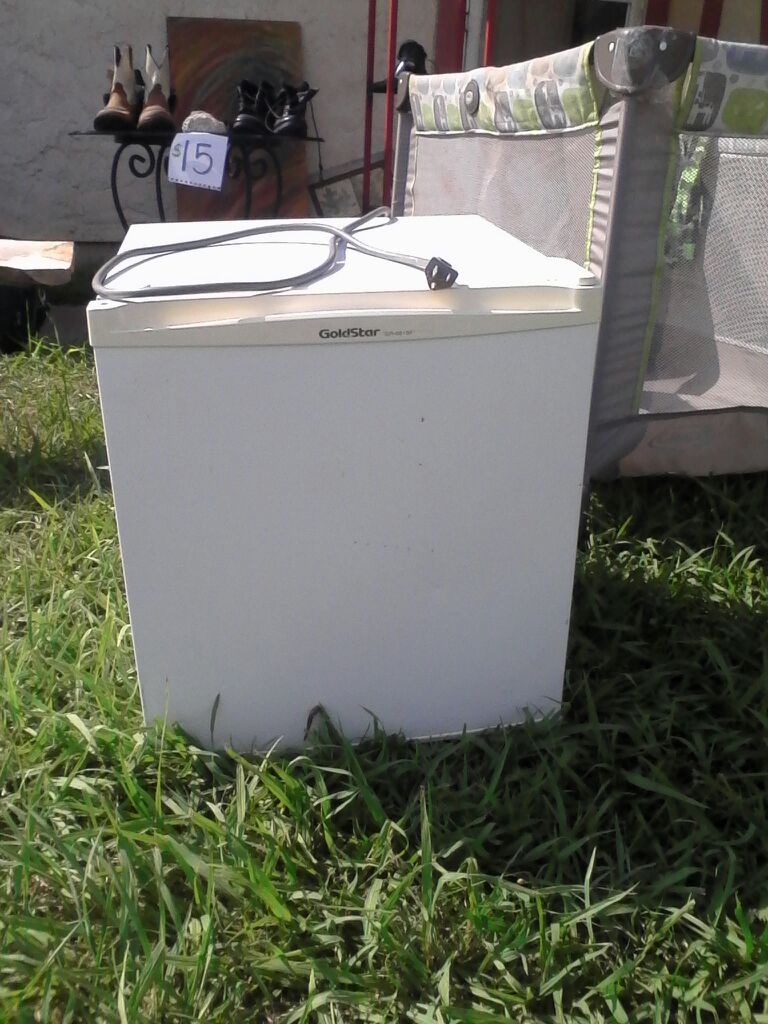 GOLD STAR MINI REFRIGERATOR MODEL GR-051SF