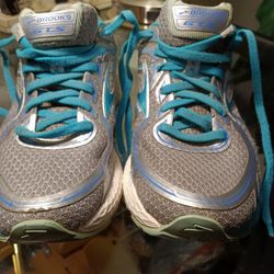 Brooks Womens GTS 16th Edition Size 7 Running Shoes 