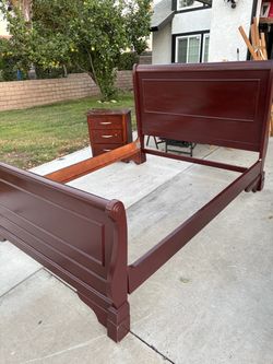 Bedroom with night stand Queen size