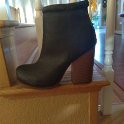 Women's Black Boots & Brown Heel