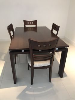 Dinning table w cushion chairs