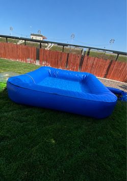 Inflatable pool with connecting pump