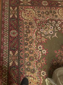 97x129” rug minor damage on one corner Ned thread back on