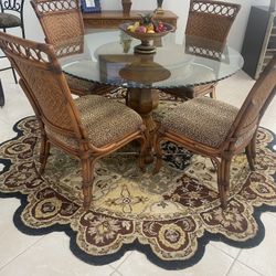Dining Room Table / 4 Chairs 