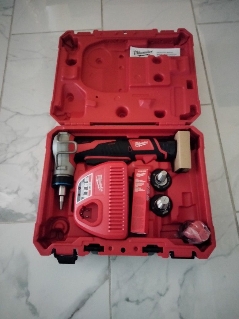 Milwaukee M12 PEX Expander Kit Battery Y Charger New